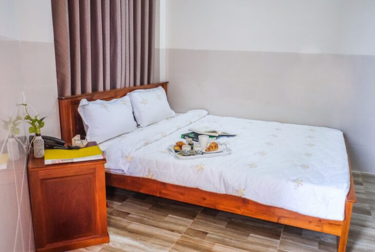Nhà Nghỉ Hoàng Yến tọa lạc tại số 5, đường A8, KDC Hưng Phú 1