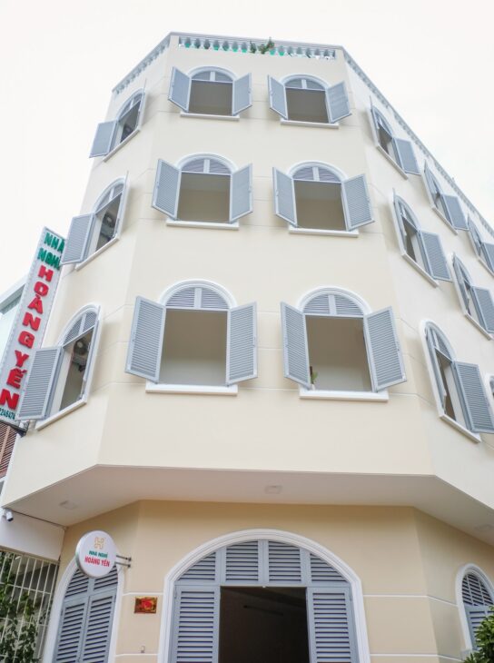 Nhà Nghỉ Hoàng Yến tọa lạc tại số 5, đường A8, KDC Hưng Phú 1