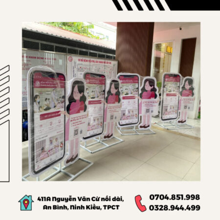 standee chân sắt mùa mưa bão