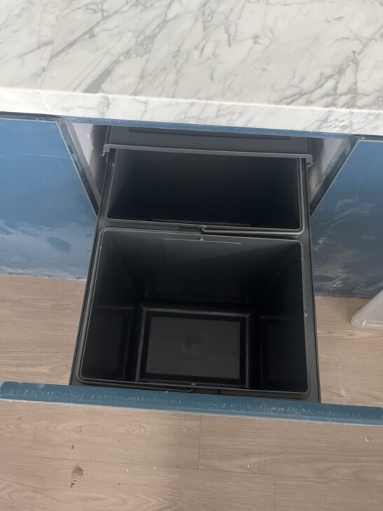 Thùng rác đôi âm tủ cao cấp TaKing, nhựa ABS an toàn, không độc hại