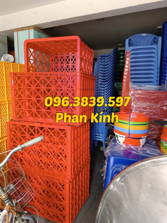 sóng 8 bánh xe, sọt nhựa có bánh xe đựng hàng may mặc, có giao hàng