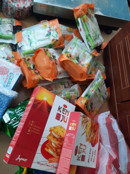 Gửi bánh kẹo gạo lức, rong biển kẹp hạt đi nước ngoài nhanh chóng