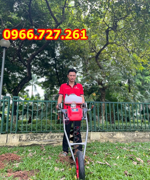 Máy khoan lô đất trồng cây có bánh xe di chuyển đẩy tay chạy xăng