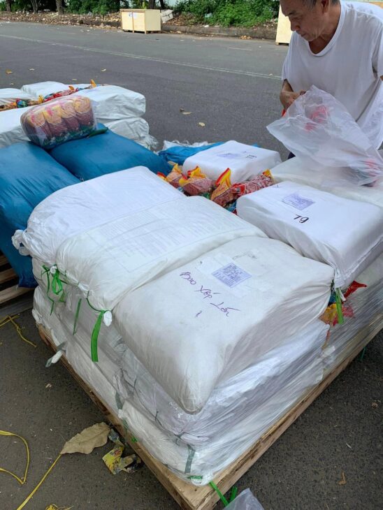 Nhận gửi quần áo, chăn màn đi Mỹ bằng đường tàu nhận từ 22kg