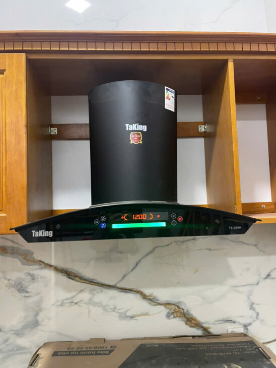 Máy hút mùi gắn tường kiểu dáng kính cong TK609H TaKing, hiện đại, thẩm mỹ