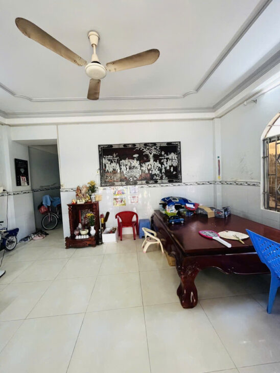 Ngộp Bank!!Giảm sốc 800tr !!! Chỉ còn 5tỷ7, Nhà2 tầng 100m2, SHR, 1/ Nguyễn Văn Quá, sát bên chợ