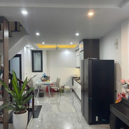 BÁN NHÀ TRUNG TÂM MỸ ĐÌNH NHÀ DẸP, DÂN XÂY, NGÕ THÔNG Ô TÔ SÁT NÁCH Tầng 1: Phòng khách,