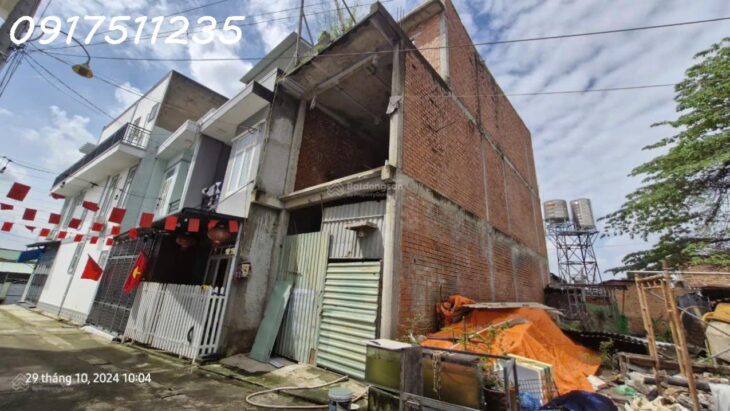 Chủ cần bán gấp 63.5m2 do kẹt tiền không đủ kinh phí xây tiếp nên bán lô đất kèm nhà thô giá 3.2tỷ.