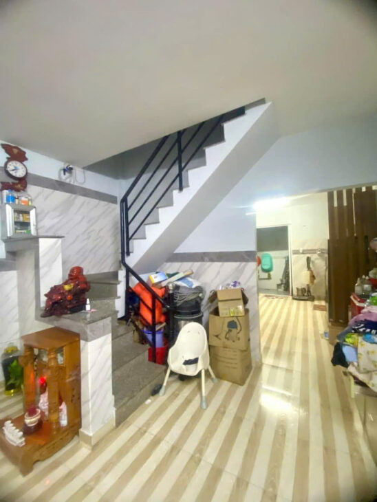 BÁN NHÀ HẺM HUỲNH THỊ HAI , Ô TÔ VÀO TẬN NHÀ , 10M RA CHỢ GẦN BỆNH VIỆN QUẬN 12, HCM . 60M VUÔNG,