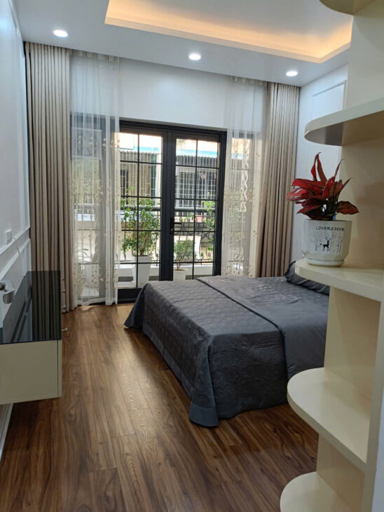 nhà Ngọc lâm. DT 46m nở hậu, nhà chủ trước làm salon tóc, vỉa hè oto tránh, 4 tầng, 4 ngủ sau