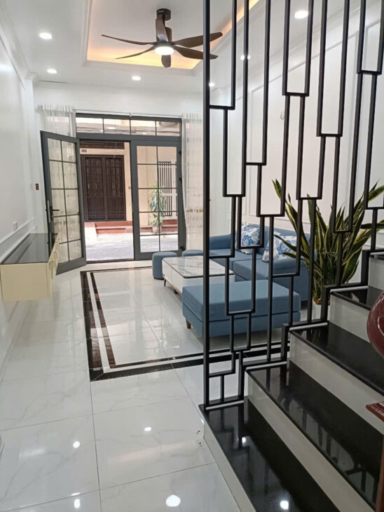 nhà Ngọc lâm. DT 46m nở hậu, nhà chủ trước làm salon tóc, vỉa hè oto tránh, 4 tầng, 4 ngủ sau