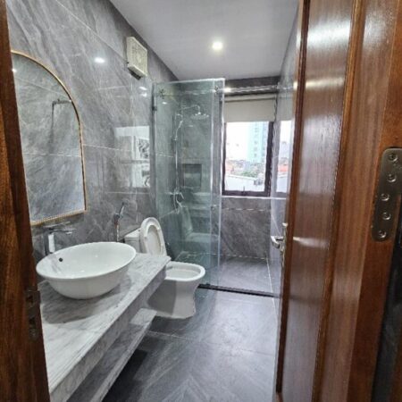 BÁN NHÀ HIẾM NGUYỄN VĂN CỪ, BỒ ĐỀ , LONG BIÊN. NỘI THẤT TIỀN TỶ, THANG MÁY, 85M2, MT 5.2M, 12.25 TỶ