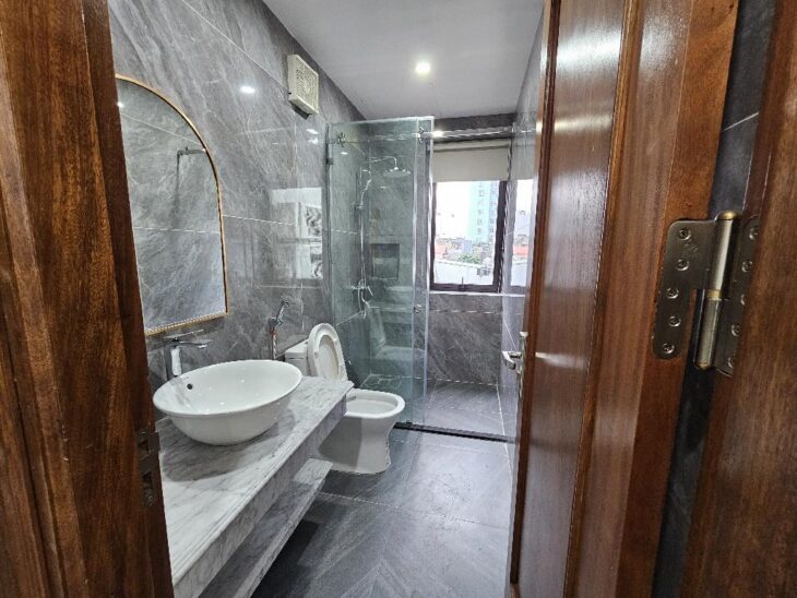 BÁN NHÀ Ở TẾT NGUYỄN VĂN CỪ, NGỌC LÂM, LONG BIÊN. ÔTÔ TRÁNH, THANG MÁY, NGÕ THÔNG. 43M2*7T, 13.8 TỶ