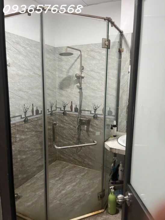 HÓT PHÚ ĐÔ Ô TÔ NGỦ TRONG NHÀ