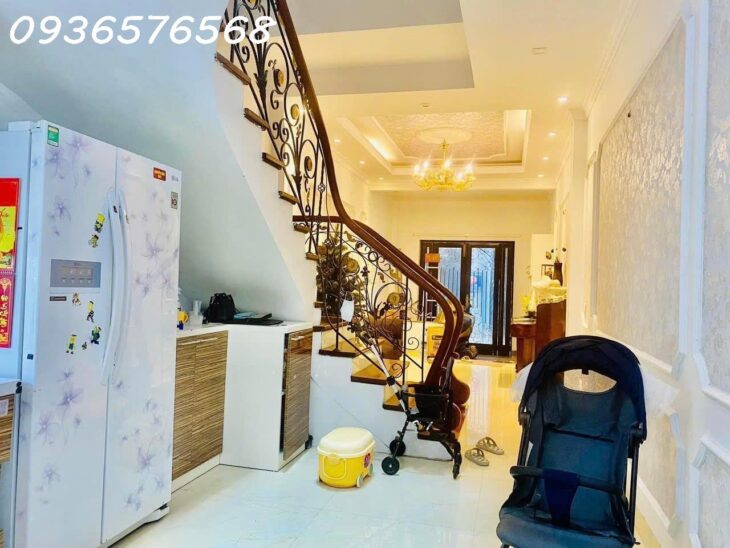 HÓT PHÚ ĐÔ Ô TÔ NGỦ TRONG NHÀ