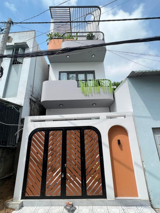 SIÊU PHẨM 3 TẦNG MỚI CỰC ĐẸP, HẺM XE HƠI LÒ LU, QUẬN 9, SỔ HOÀN CÔNG 68M2, 5.86 TỶ – LH 0911242789