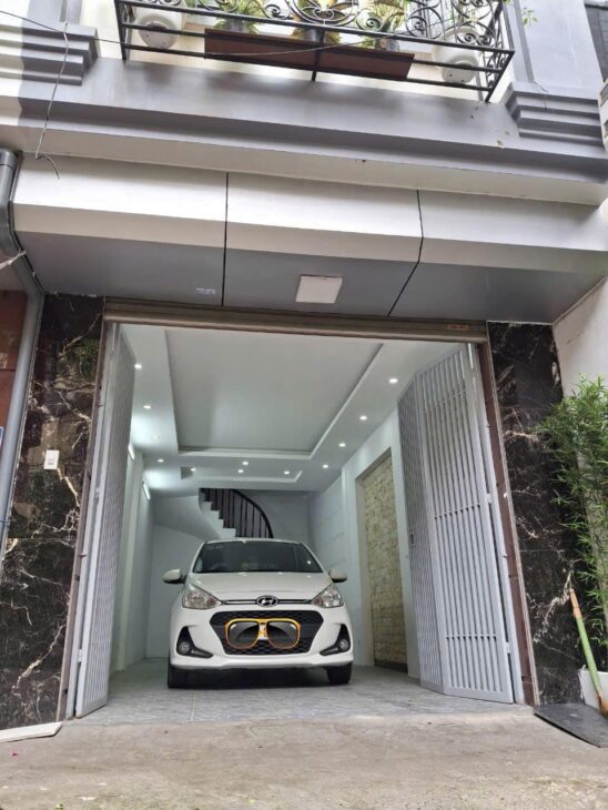 NHỈNH 8 TỶ – NHÀ 40M2 OTO VÀO NHÀ Ở CẦU GIẤY, GẦN PHỐ, NGÕ THÔNG KINH DOANH,NHÀ ĐẸP Ở NGAY