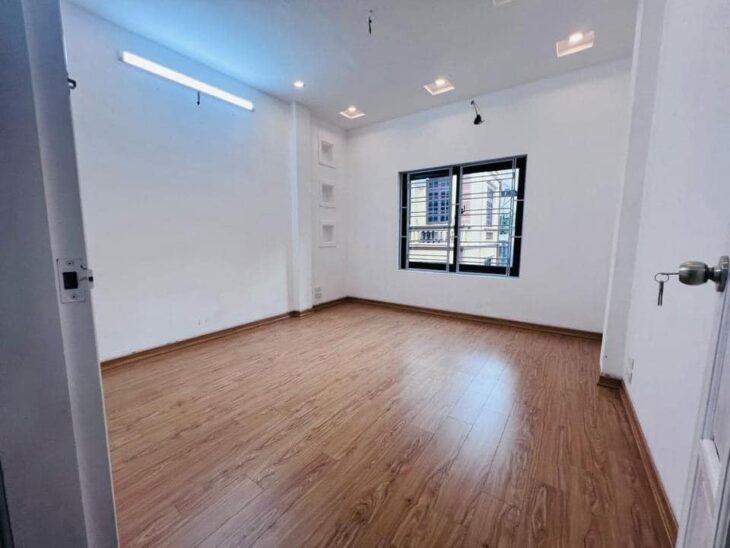 NHỈNH 8 TỶ – NHÀ 40M2 OTO VÀO NHÀ Ở CẦU GIẤY, GẦN PHỐ, NGÕ THÔNG KINH DOANH,NHÀ ĐẸP Ở NGAY