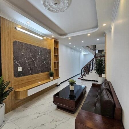 Nhà đẹp ở ngay phố Trạm Long Biên diện tích 45m thang máy chờ giá hơn 6 tỷ