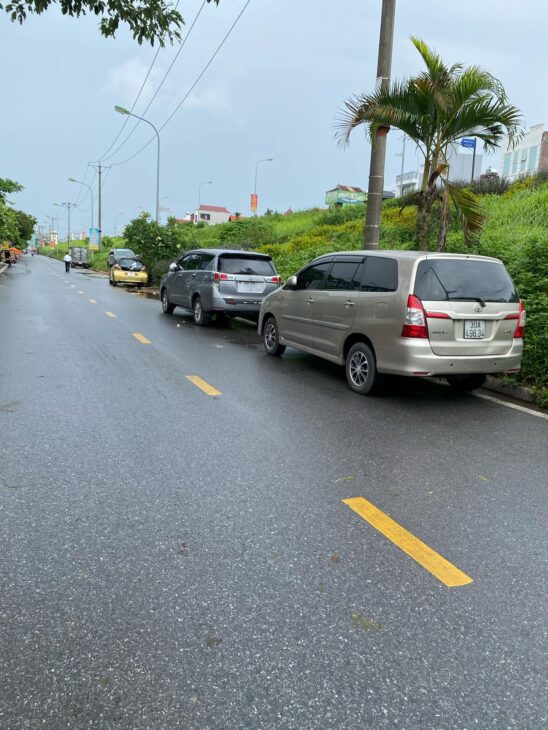 NHÀ ĐẸP PHỐ THƯỢNG THANH long biên phun nôi thât oto vào nhà