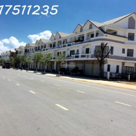 Bán gấp lô đối diện công viên Long Hưng. LH 24/7: 0917511235