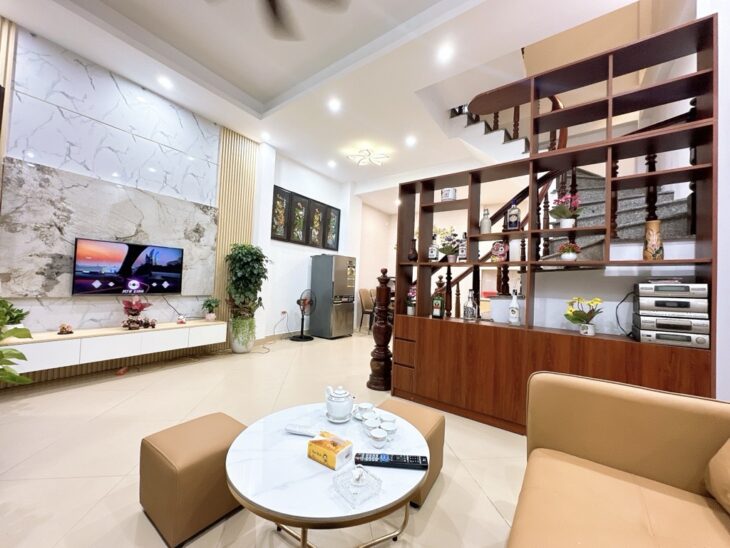 Nhà mình bán gần ngay cạnh sân bóng Ngõ Trại Cá, 200 mét ra chợ Đồng Tâm