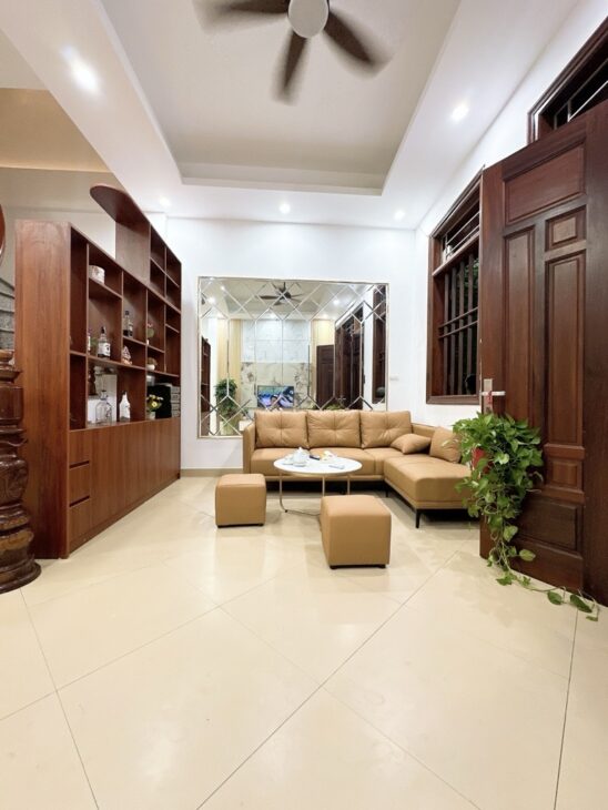 Nhà mình bán gần ngay cạnh sân bóng Ngõ Trại Cá, 200 mét ra chợ Đồng Tâm