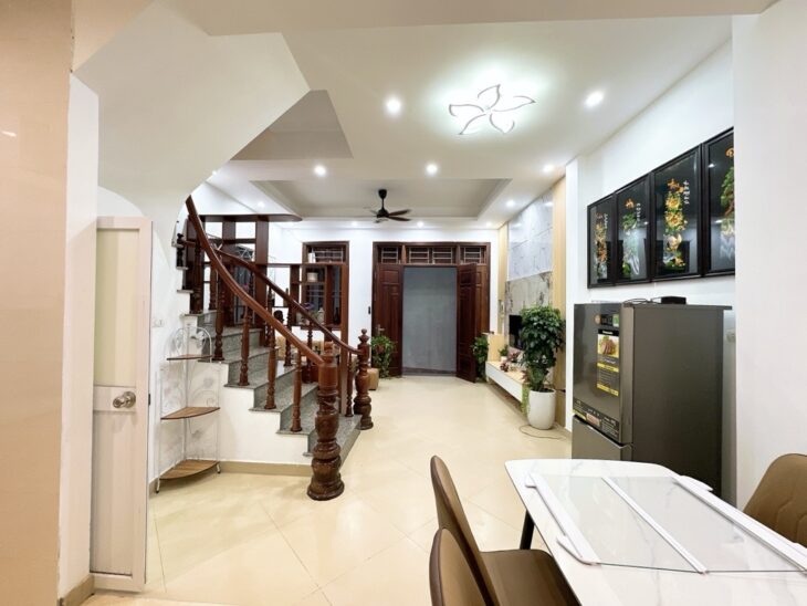 Nhà mình bán gần ngay cạnh sân bóng Ngõ Trại Cá, 200 mét ra chợ Đồng Tâm