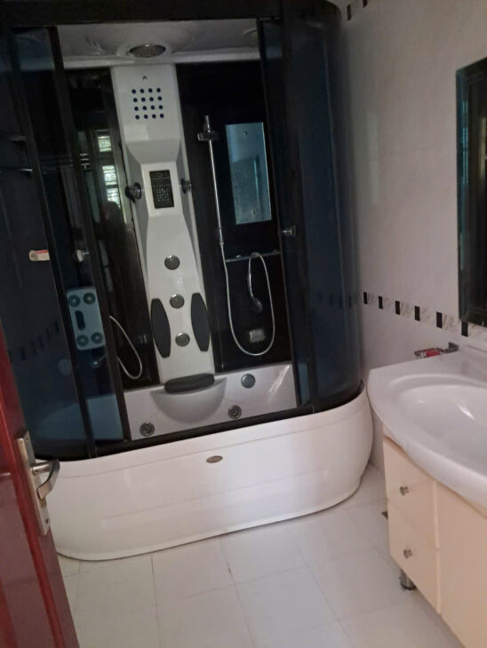 Bán gấp biệt thự 3 tầng, thiết kế hiện đại tại phường Trần Hưng Đạo.Dt=180m2, Mt=10m, giá chỉ 19 tỷ