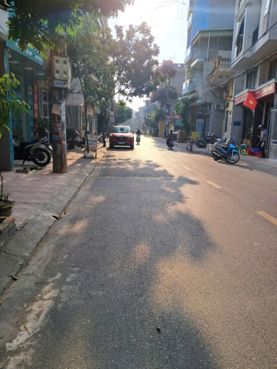 BÁN GẤP: NHÀ 3 TẦNG LÔ GÓC PHỐ NGUYỄN TÔNG QUAI, TRẦN LÃM, DT=180m2, MT=18M, GIÁ 12 TỶ