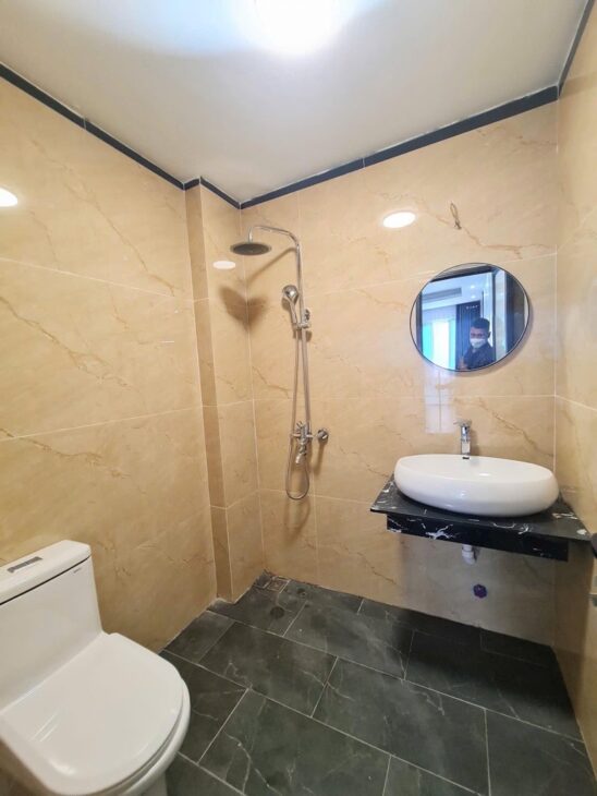 KIM NGƯU gần phố ngõ ít nhà thoáng , mặt tiền rộng nội thất đầy đủ , thiết bị hiện đại