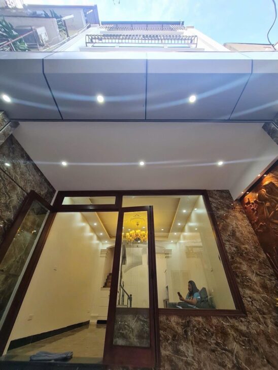 KIM NGƯU gần phố ngõ ít nhà thoáng , mặt tiền rộng nội thất đầy đủ , thiết bị hiện đại