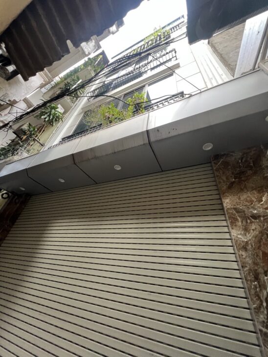 KIM NGƯU gần phố ngõ ít nhà thoáng , mặt tiền rộng nội thất đầy đủ , thiết bị hiện đại