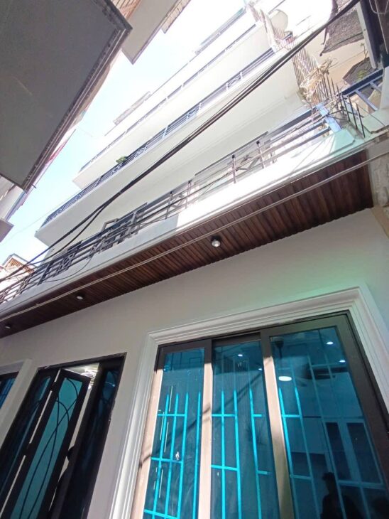 Căn nhà mặt tiền rộng, cách phố 30m – 6 phòng ngủ với ban công, thiết kế nở