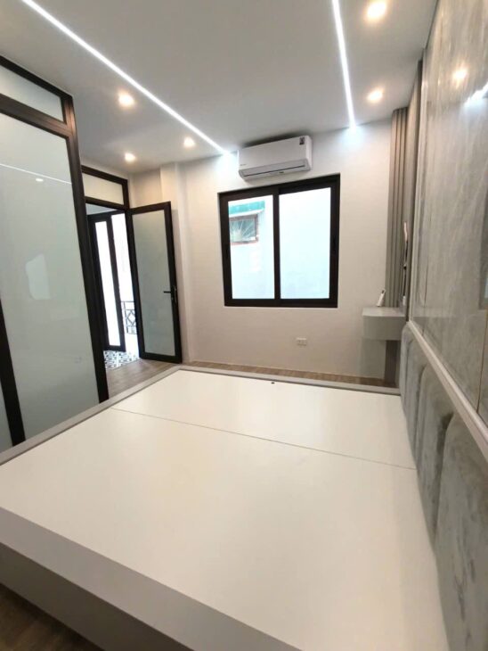 Mặt tiền rộng rãi, cách phố chỉ 30m – Nhà 6 phòng ngủ, mỗi phòng đều có ban công và thiết kế nở hậu.