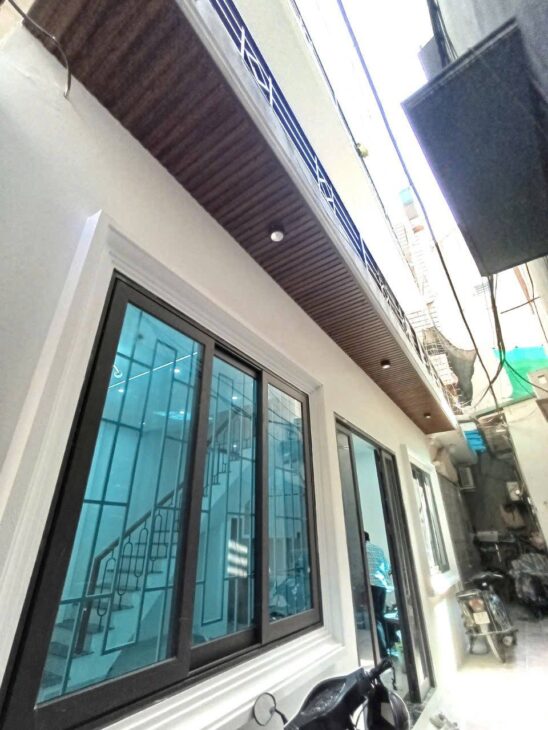 Căn nhà mặt tiền rộng, cách phố 30m – 6 phòng ngủ với ban công, thiết kế nở