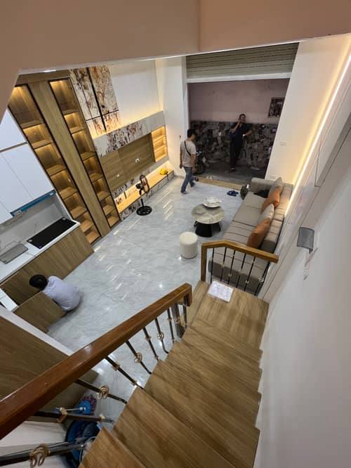 Căn nhà đẹp, tọa lạc tại ngõ thông giữa Lê Trọng Tấn và Hoàng Văn Thái, cách mặt ngõ ô tô tránh chỉ