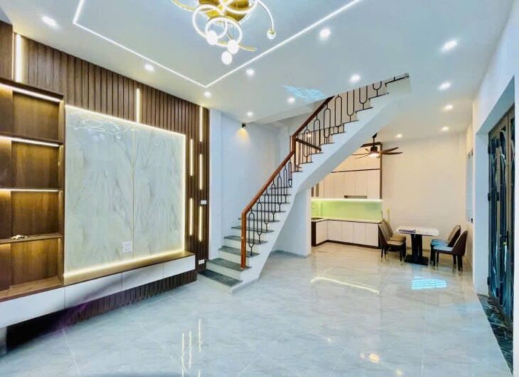 Mặt tiền rộng rãi, cách phố chỉ 30m – Nhà 6 phòng ngủ, mỗi phòng đều có ban công và thiết kế nở hậu.