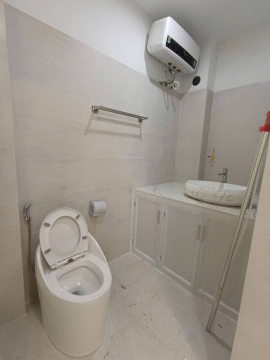 Mặt tiền rộng rãi, cách phố chỉ 30m – Nhà 6 phòng ngủ, mỗi phòng đều có ban công và thiết kế nở hậu.