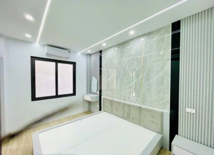 Căn nhà mặt tiền rộng, cách phố 30m – 6 phòng ngủ với ban công, thiết kế nở