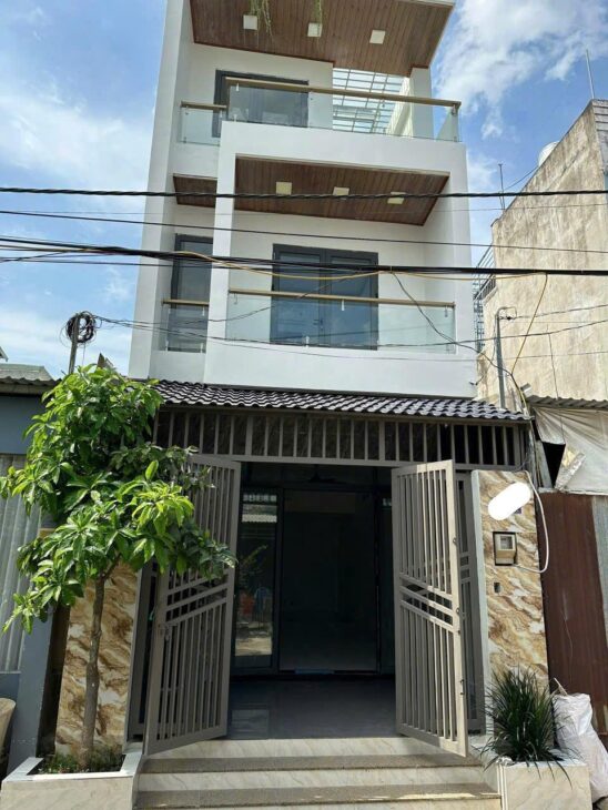 Nhà đẹp 3 tầng, mặt đường nhựa 8m thông Nguyễn Duy Trinh, Long Trường, Quận 9 diện tích 53m2 giá
