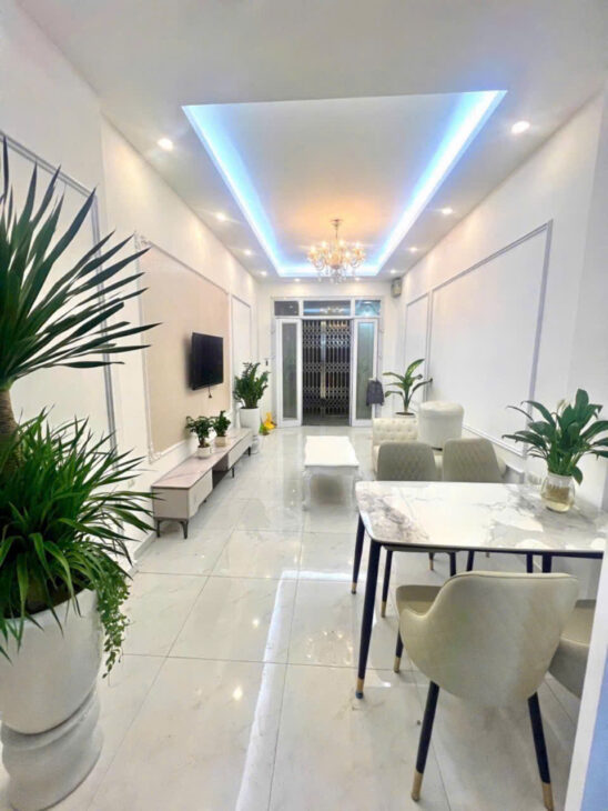 Hoàng Hoa Thám 15.5 Tỷ Ba Đình. Diện tích 45 mét vuông. Mặt tiền 5 mét. Nhà xây 5 Tầng. Thang Máy.