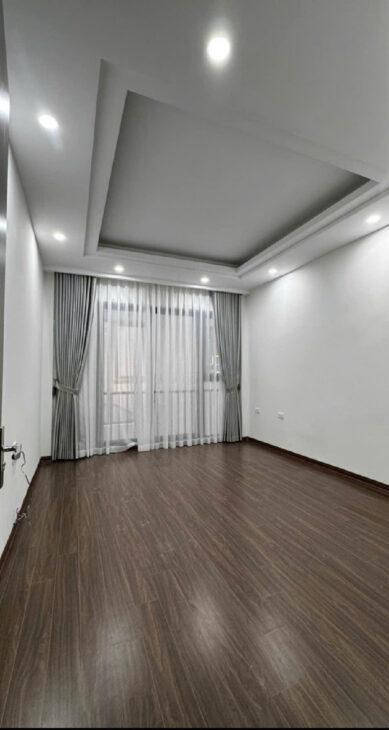 Ái Mộ , 30m, 5 tầng , 6,6 tỷ vài bước ra ô tô tránh