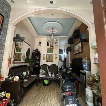 Bán nhà Ngọc Lâm 42m2 nhỉnh 9 tỷ – ngõ nông –ô tô đỗ cửa- kinh doanh sầm uất – View công viên Ngọc