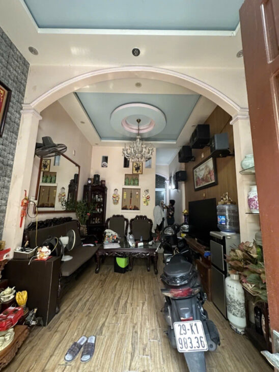 Bán nhà Ngọc Lâm 42m2 nhỉnh 9 tỷ – ngõ nông –ô tô đỗ cửa- kinh doanh sầm uất – View công viên Ngọc