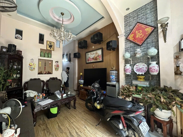 Bán nhà Ngọc Lâm 42m2 nhỉnh 9 tỷ – ngõ nông –ô tô đỗ cửa- kinh doanh sầm uất – View công viên Ngọc