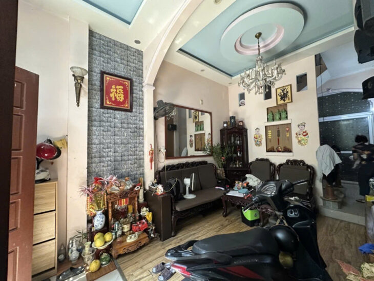 Bán nhà Ngọc Lâm 42m2 nhỉnh 9 tỷ – ngõ nông –ô tô đỗ cửa- kinh doanh sầm uất – View công viên Ngọc