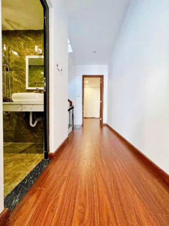 PHỐ TRẠM LONG BIÊN – NHÀ ĐẸP, DT 52 M², 5 TẦNG, 5 NGỦ, GARA Ô TÔ, CHỈ HƠN 9 T.Ỷ. VỊ TRÍ ĐẮC ĐỊA