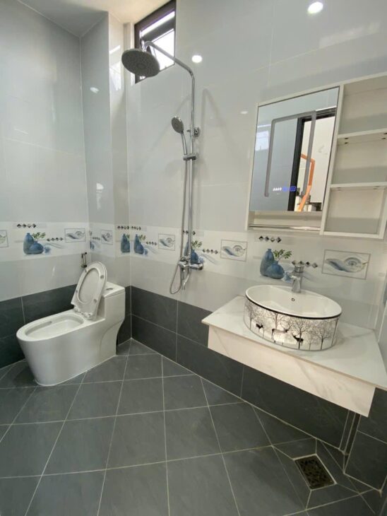 NHÀ ĐẸP XÂY MỚI 1 TRỆT 1 LỬNG 2 LẦU, XE HƠI VÀO NHÀ, ĐƯỜNG VÕ VĂN HÁT, QUẬN 9, HƠN 66M2 CHỈ 5.490 –