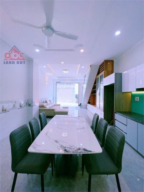 NP142 nhà phố thiết kế Châu Âu, 1 trệt 2 lầu, pháp lý sổ riêng hoàn công đầy đủ